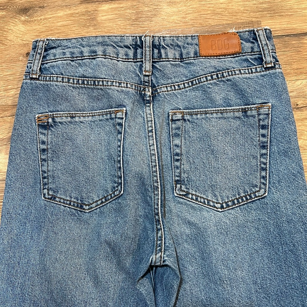 BDG WOMENS HIGH RISE PINTUCK MOM JEANS BLUE SIZE W25 L32 - Picture 3 of 10